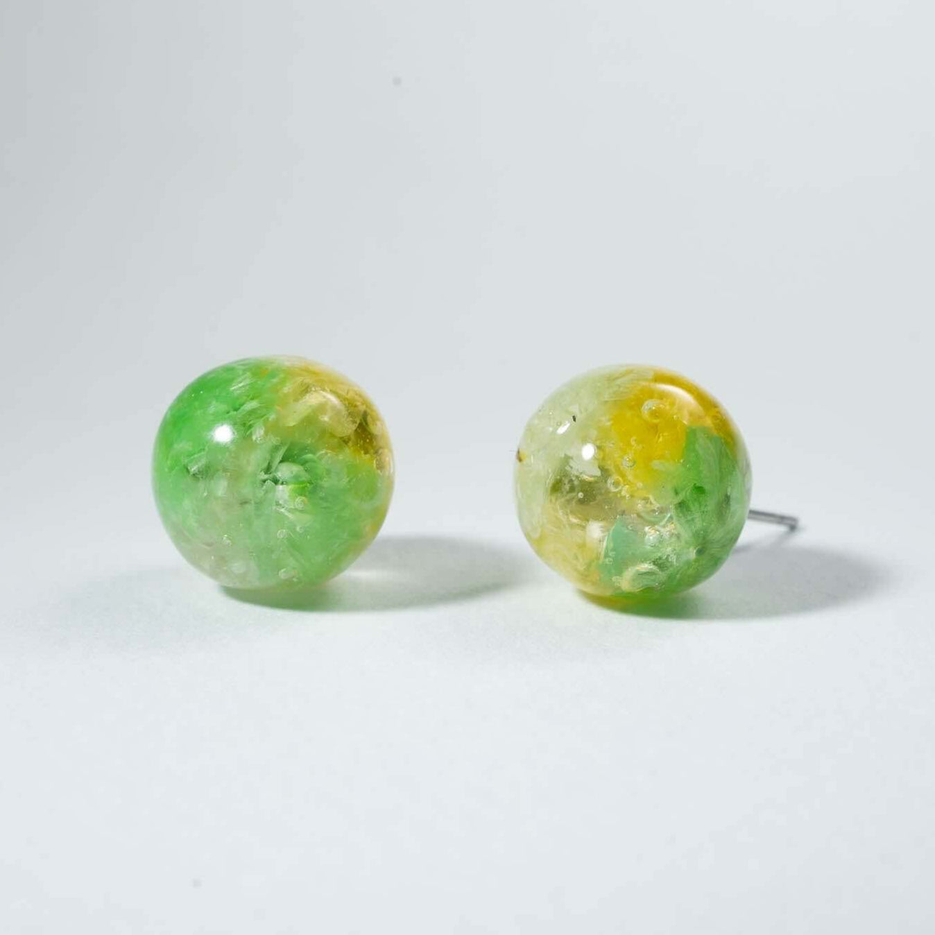 Mint Lemonade stud earrings featuring pressed flowers in resin, perfect jewelry gift for summer.