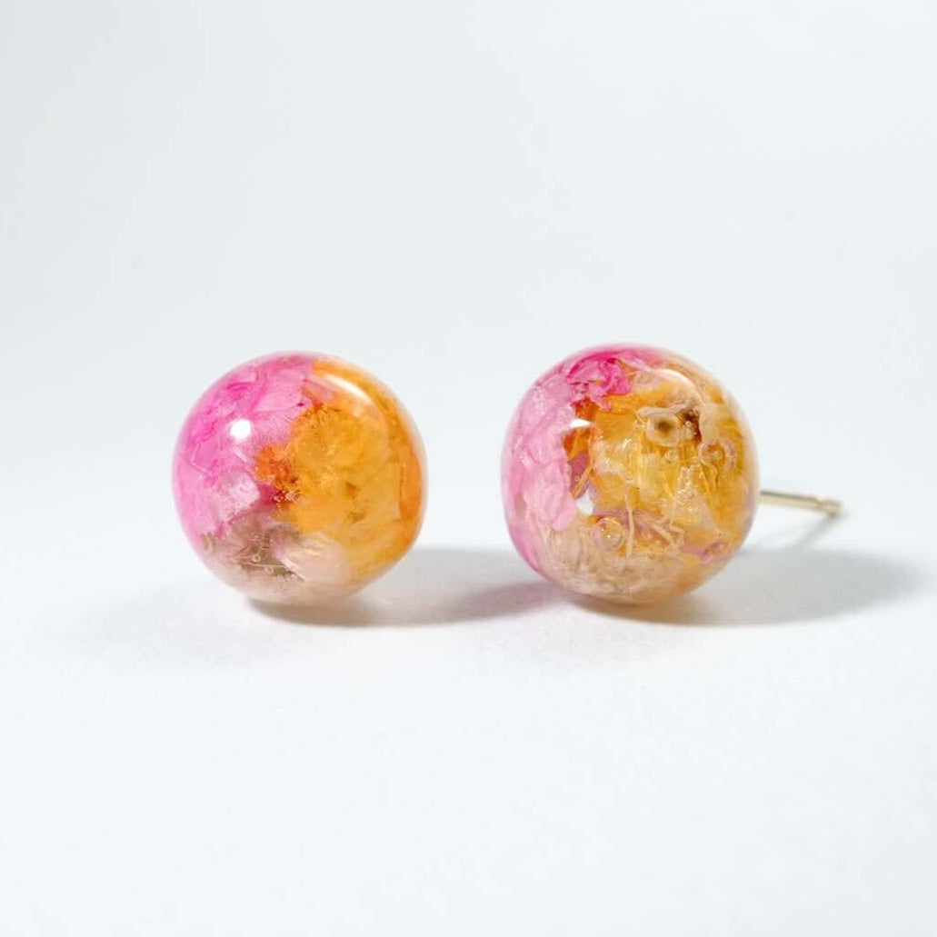 Strawberry Lemonade stud earrings featuring with pink and yellow preserved flowers in resin, perfect for summer vibes, size 10mm.