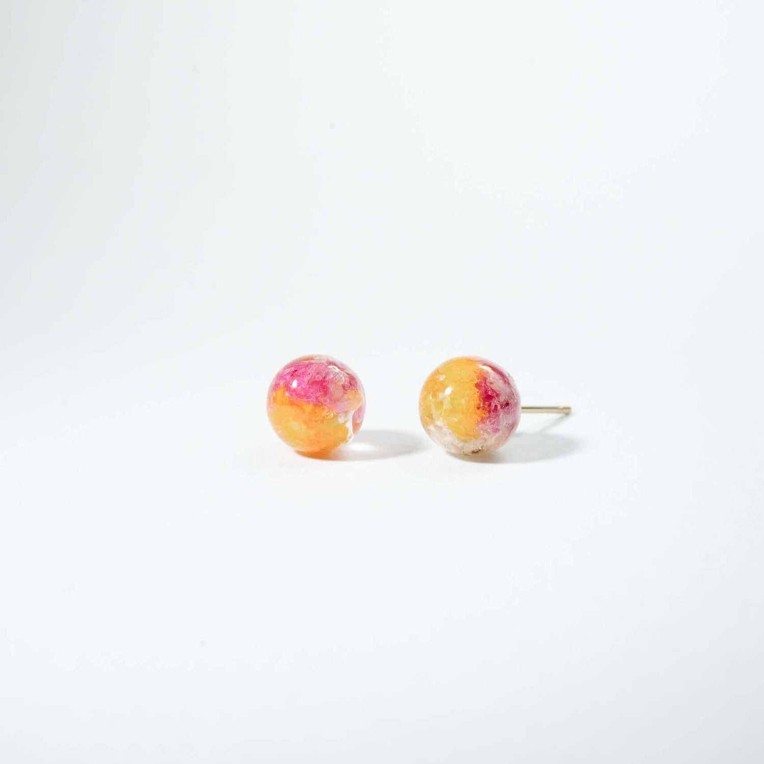 Strawberry Lemonade stud earrings featuring with pink and yellow preserved flowers in resin, perfect for summer vibes, size 8mm.